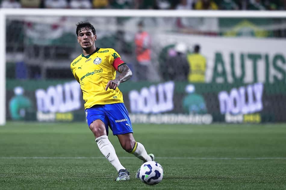 Gutavo Gomez em campo pelo Palmeiras contra o Fluminense