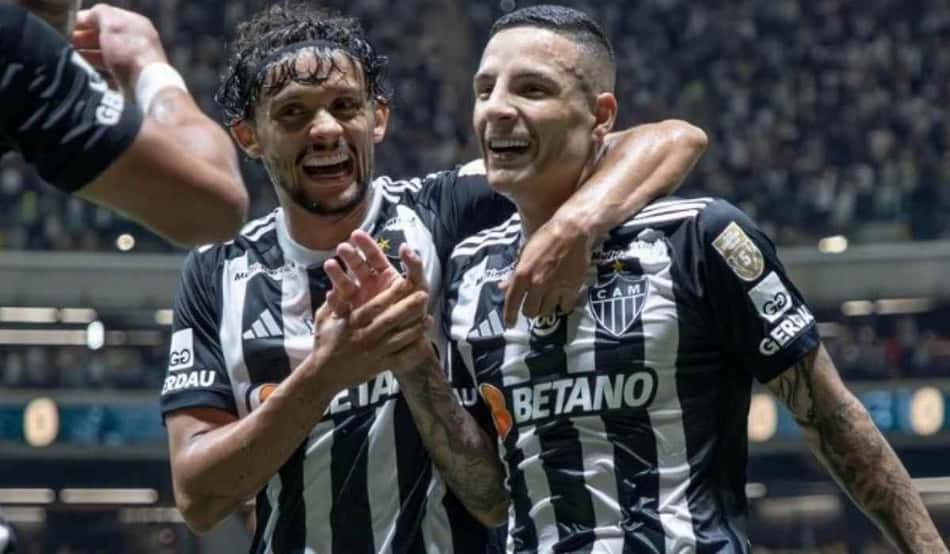Gustavo Scarpa e Guilherme Arana voltam após suspensão (Foto: Pedro Souza / Atlético)