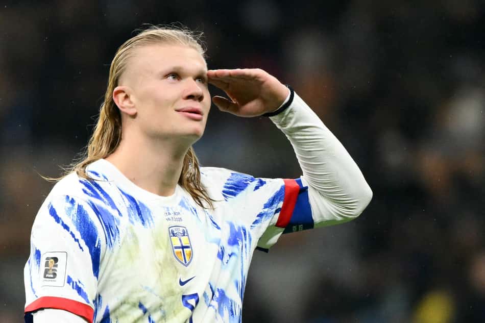 Haaland celebra gol da Noruega sobre a Itália, nas Eliminatórias da Europa