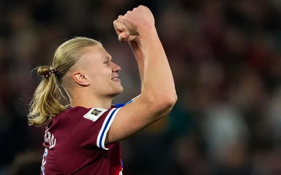 Haaland comemorando gol marcando contra Israel (Foto: Fredrik Varfkell/AFP)