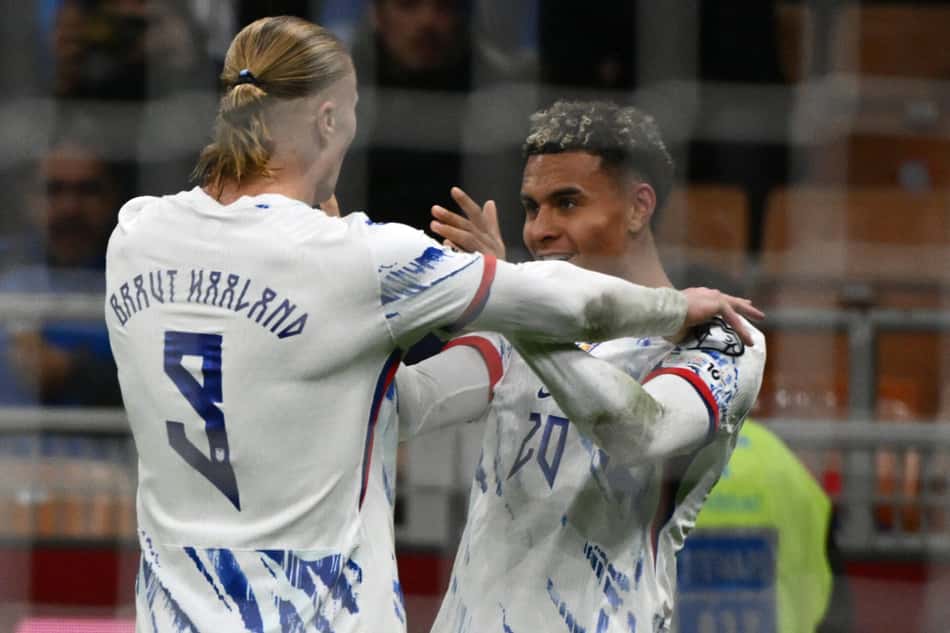 Haaland e Nusa comemoram gol da Noruega sobre a Itália, nas Eliminatórias da Europa