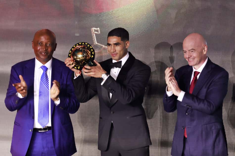 Hakimi recebe o prêmio de Melhor Jogador Africano do Ano (Foto: Abdel Majid Bziouat/AFP)