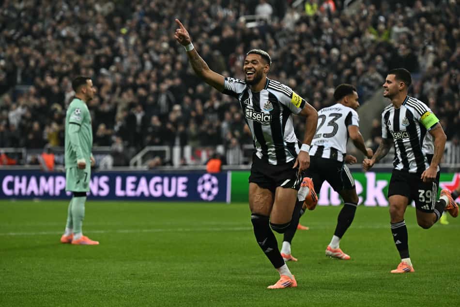 Joelinton comemorando o gol marcado contra o Athletic Bilbao (Foto: Paul Ellis/AFP)