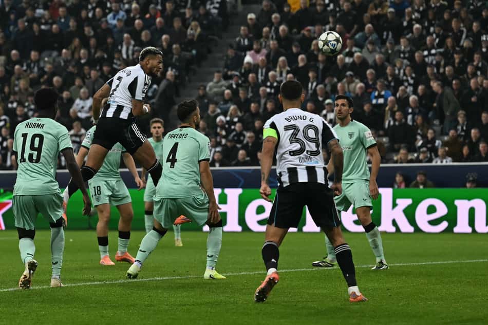 Joelinton subindo para marcar o gol para o Newcastle (Foto: Paul Ellis/AFP)
