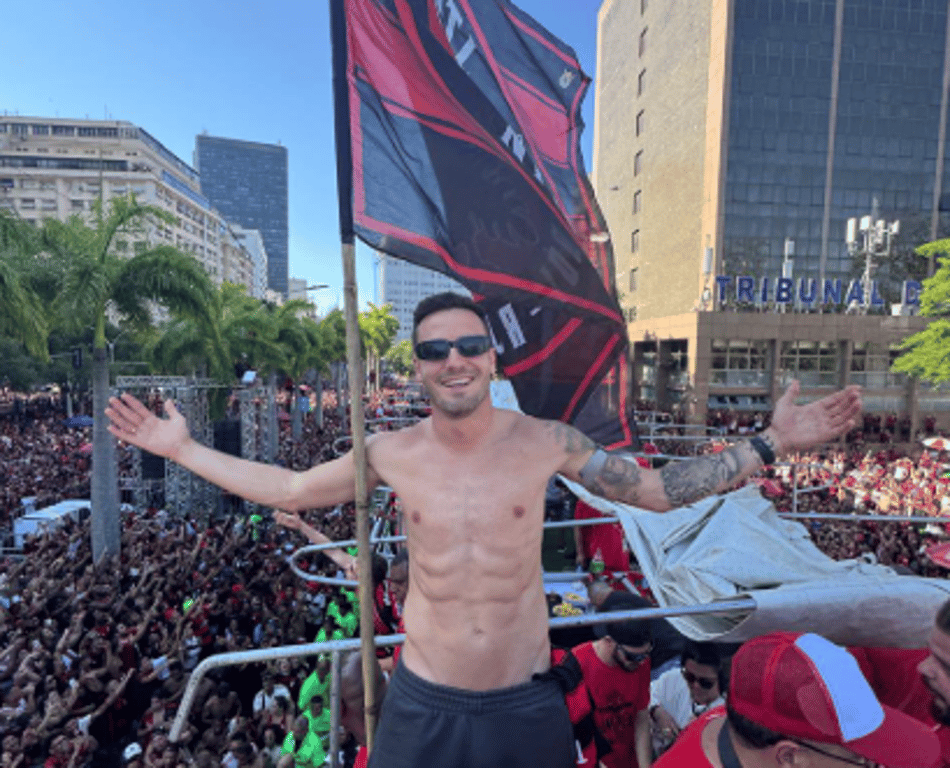 Jogadores do Flamengo curtem festa do título ao lado dos torcedores