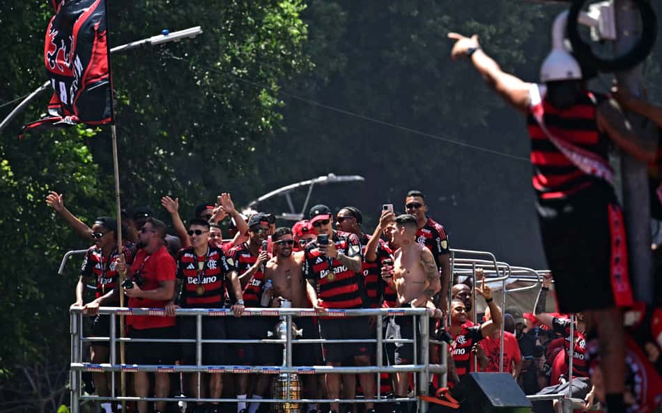 Elenco do Flamengo celebra título da Libertadores com a torcida