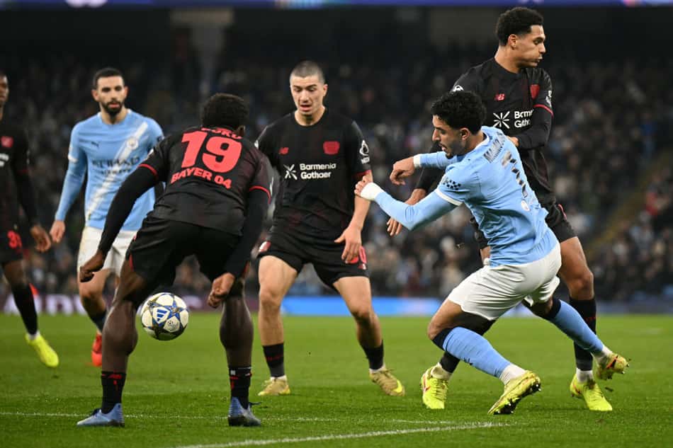 Jogadores do Manchester City e Bayer Leverkusen disputando a bola na Champions League (Foto: Oli Scarff/AFP)