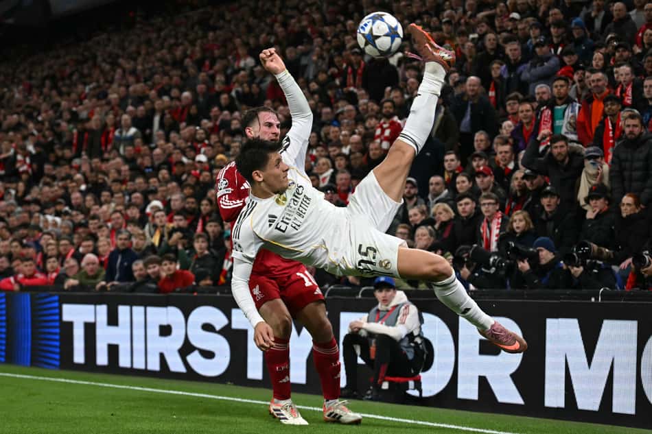 Jogadores do Real Madrid e Liverpool em disputa, na Champions League (Foto: Paul Ellis/AFP)