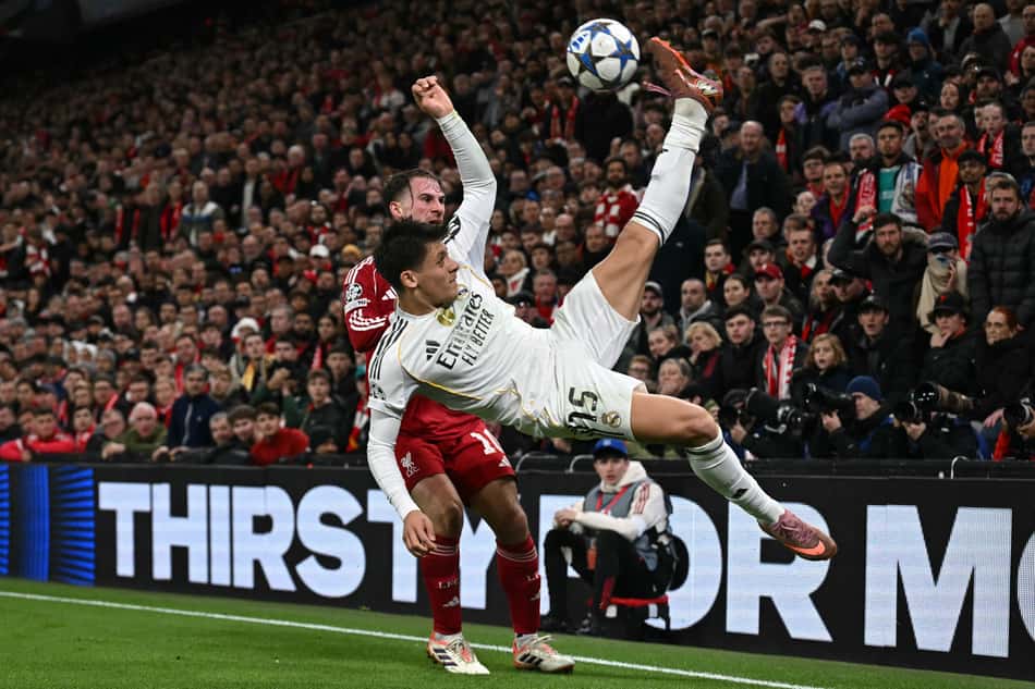 Jogadores do Real Madrid e Liverpool em disputa, na Champions League (Foto: Paul Ellis/AFP)