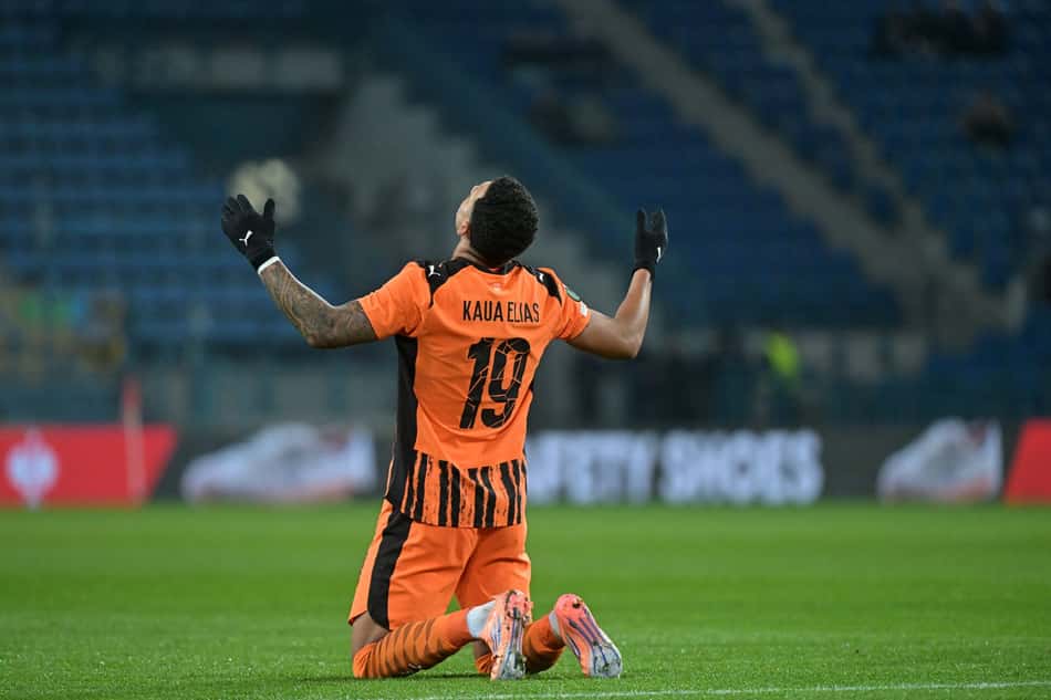 Kauã Elias comemorando o gol marcado na Europa League (Foto: Reprodução/X)
