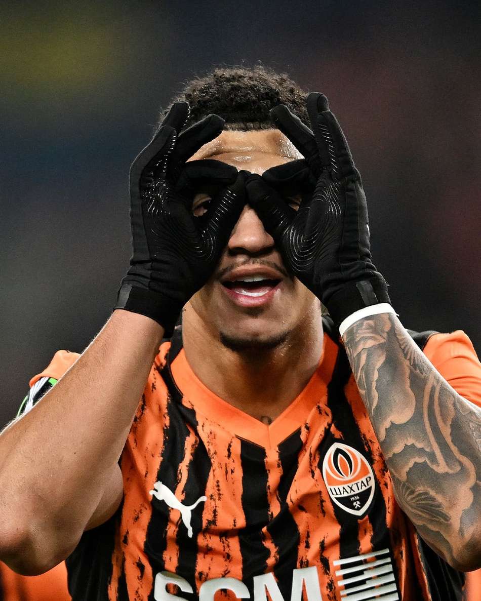 Kauã Elias comemorando o gol marcado na Conference League (Foto: Reprodução/X)