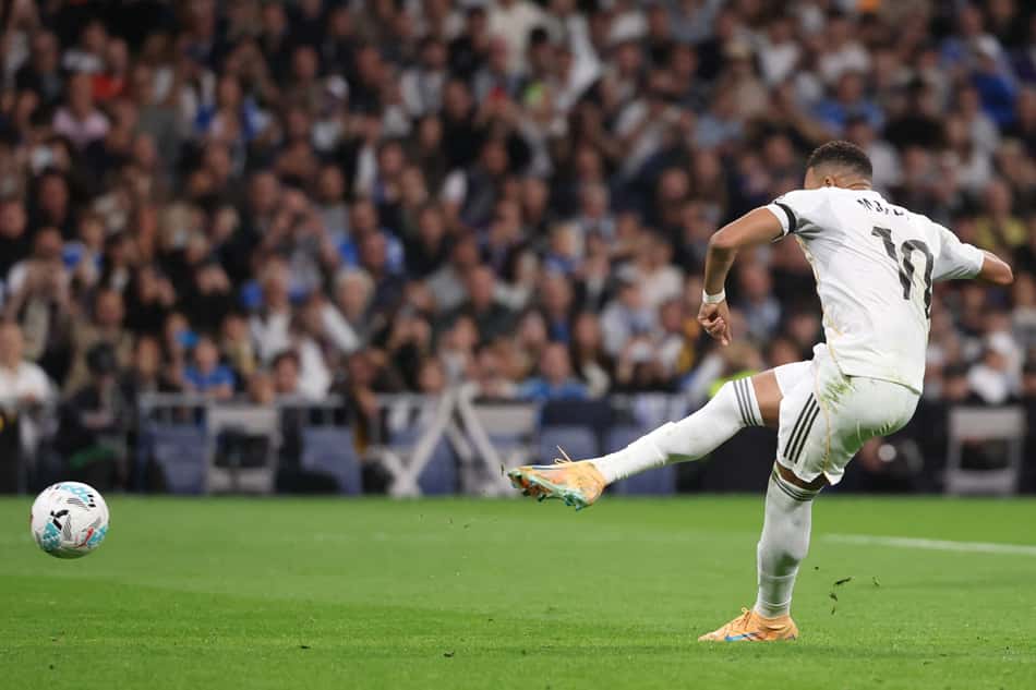 Kylian Mbappé cobra pênalti para abrir o placar para o Real Madrid contra o Valencia
