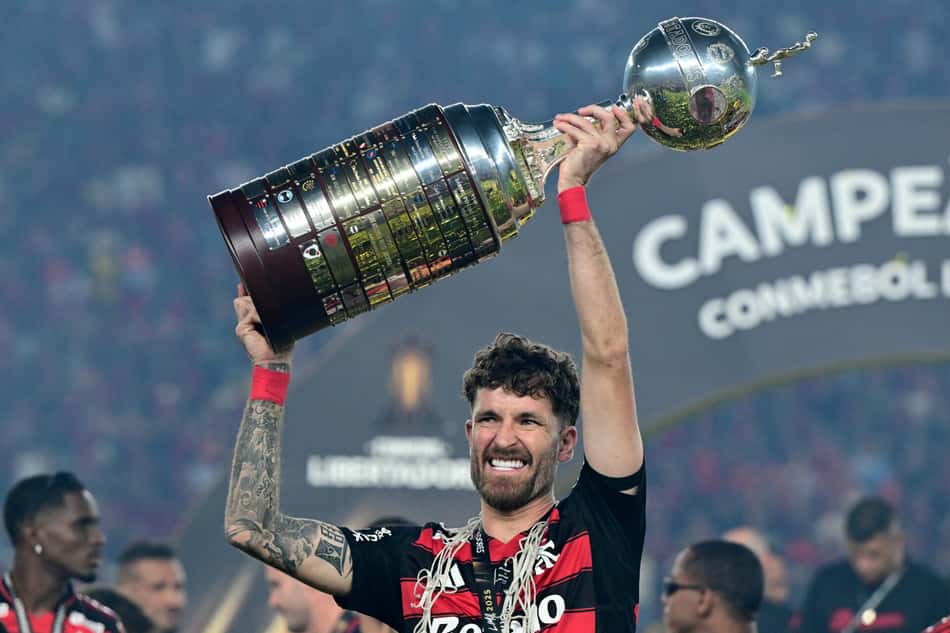 Léo Pereira ergue taça da Libertadores - Flamengo campeão da edição 2025