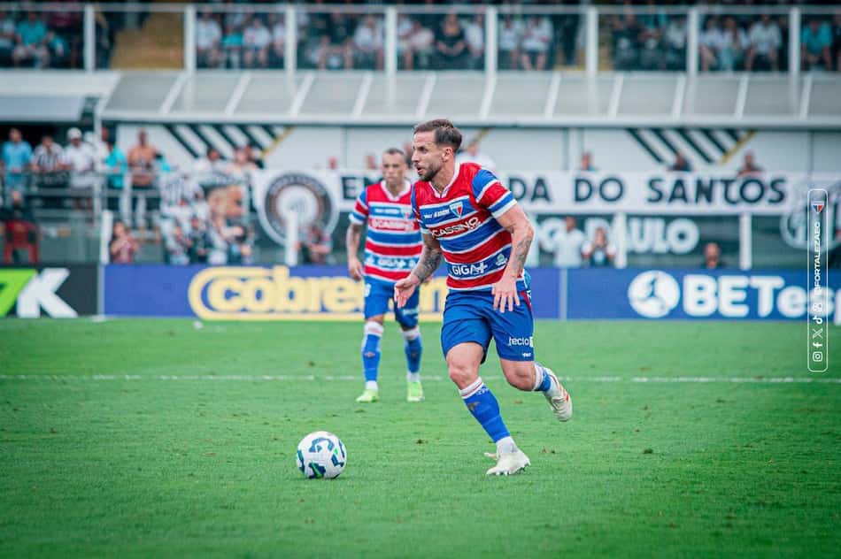 Lucas Sasha na partida entre Santos e Fortaleza, pelo Brasileirão (Foto: Mateus Lotif/Fortaleza EC)