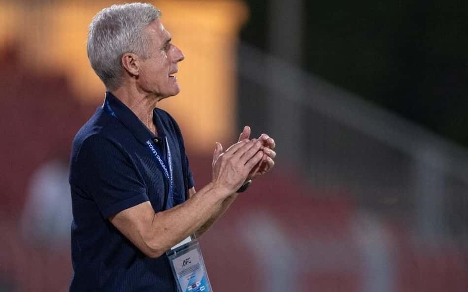 Luis Castro em passagem pelo Al-Wasl, dos Emirados Árabes