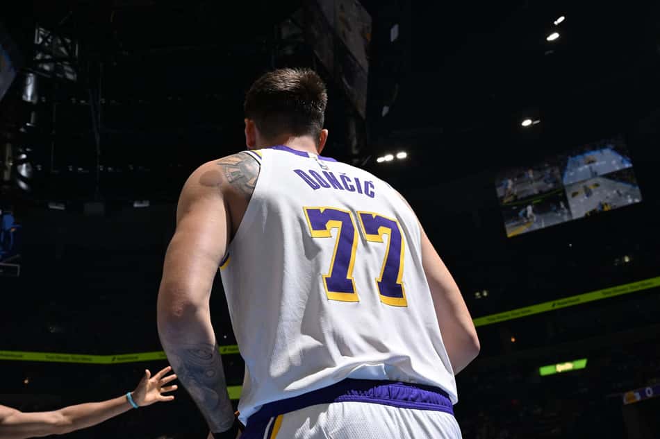 Luka Doncic pelos Lakers contra Memphis Grizzlies (Foto: Grant Burke / NBAE / Getty Images / Getty Images via AFP)