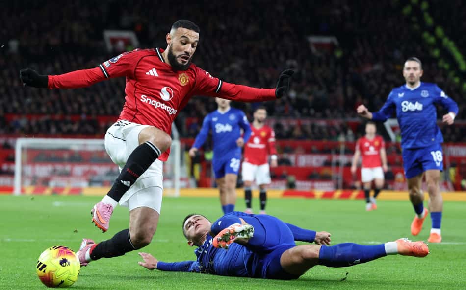 Cartão vermelho em Manchester United x Everton choca torcedores: 'Insano'