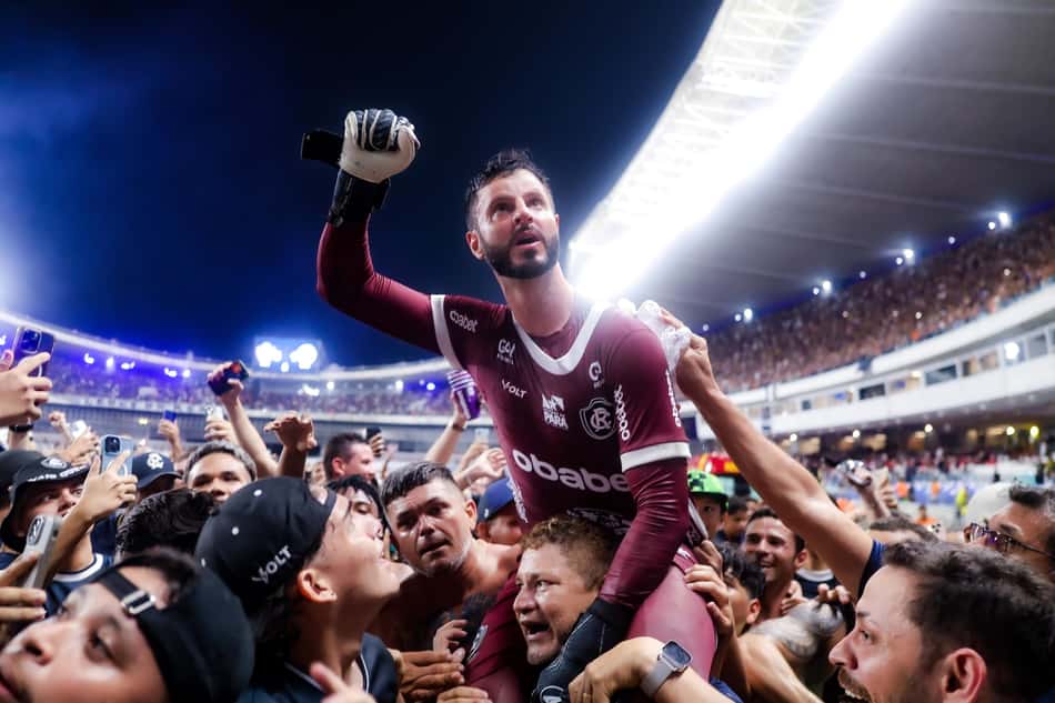 Goleiro Marcelo Rangel é ovacionado pela torcida