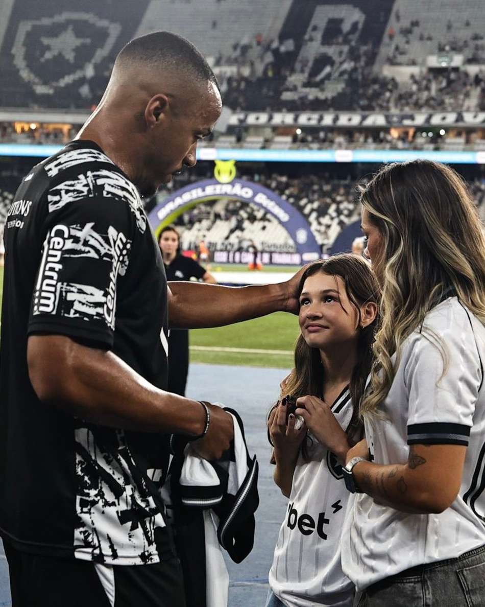 Marlon Freitas recebe família de polícia morto em operação