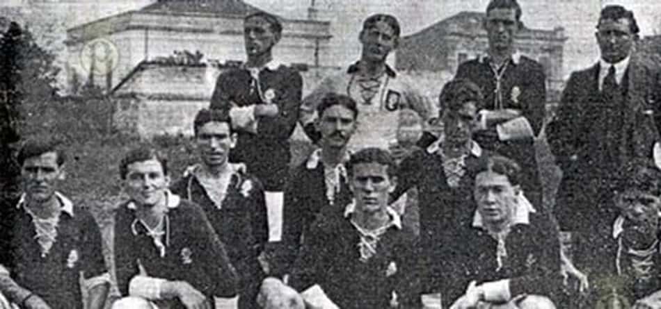 A primeira camisa do Palmeiras nasceu verde e branca, inspirada nas tradições italianas. Veja a história, as cores e a origem do uniforme alviverde.