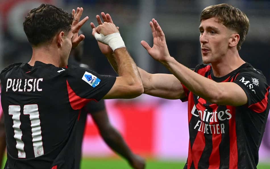 Alexis Saelemaekers celebra gol com Christian na vitória do Milan contra o Napoli pelo Campeonato Italiano (Foto: Piero Cruciatti / AFP)