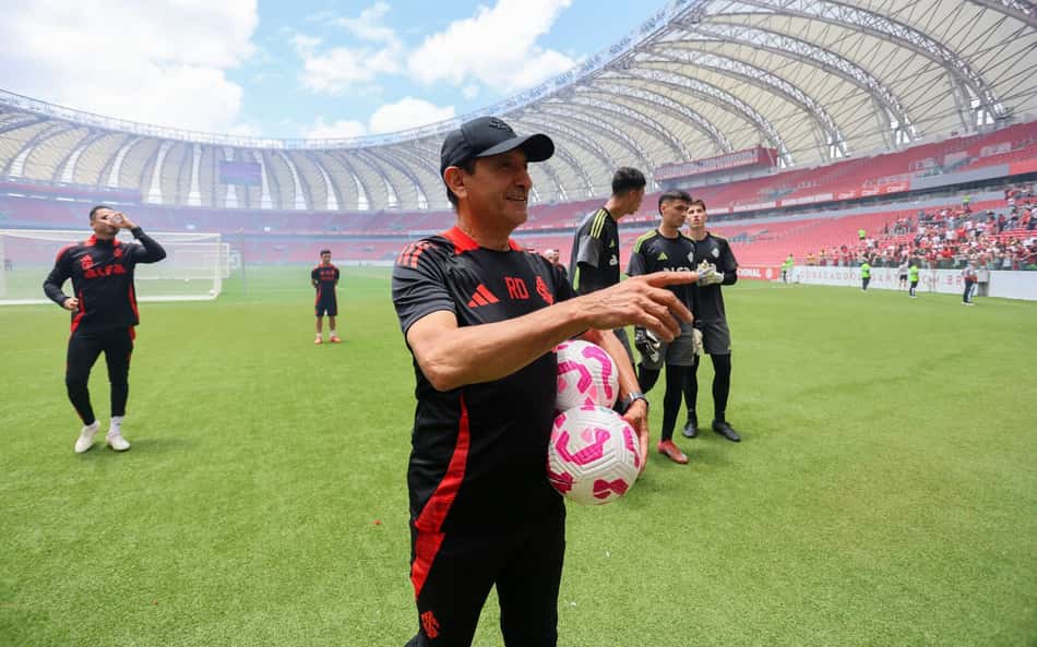 Torcida marca presença em treino do Internacional no Beira-Rio
