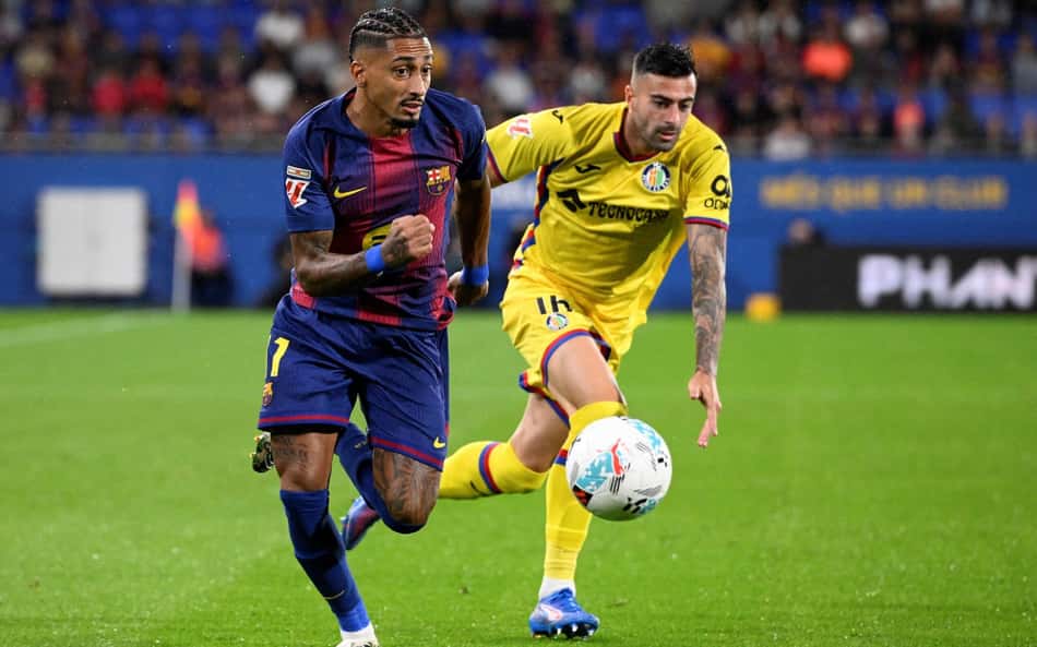 Raphinha em ação no duelo contra o Getafe (Foto: Josep Lago/AFP)