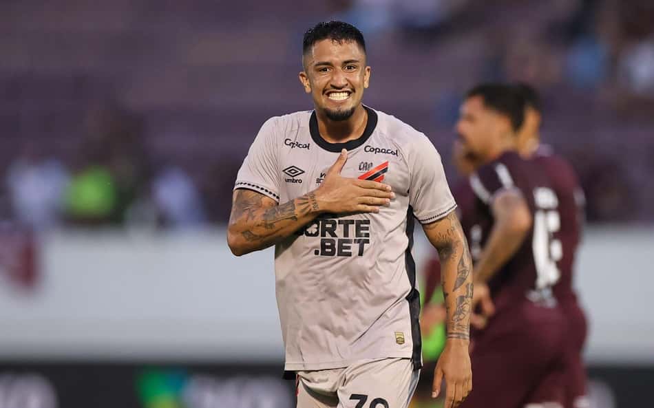 Atacante do Athletico emagrece após 'corneta' do técnico e vira talismã