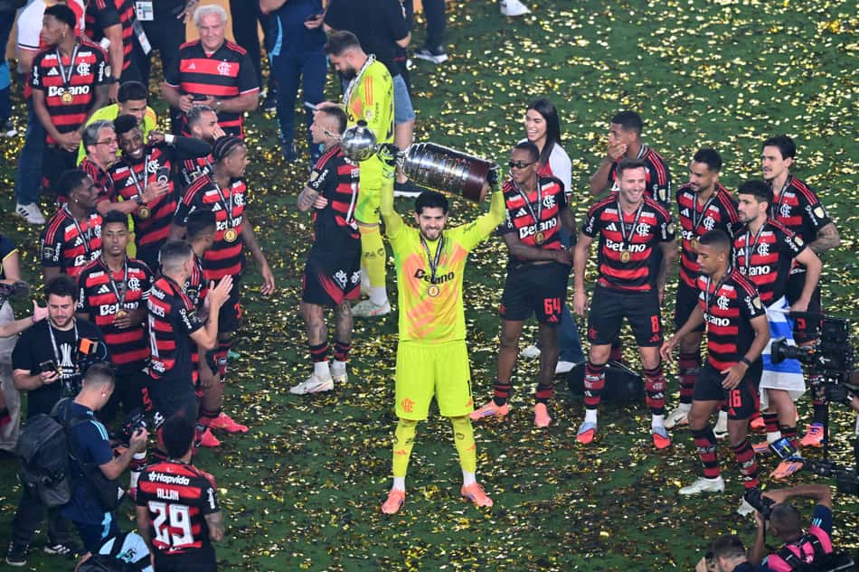 Rossi ergue taça da Libertadores - Flamengo campeão da edição 2025
