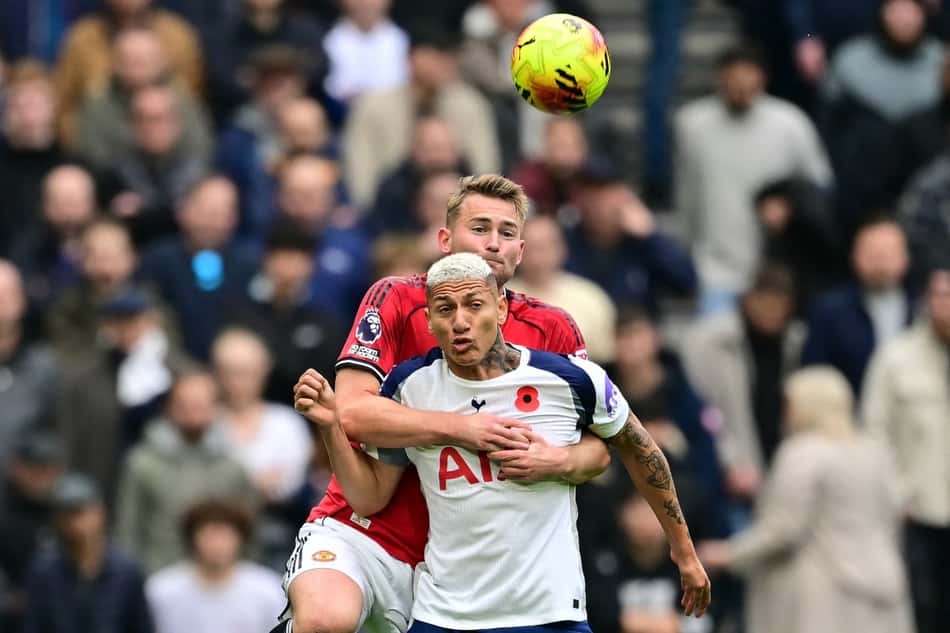 Matthijs de Ligt e Richarlison disputam bola em jogo entre Tottenham e Manchester United pela Premier League (Foto: Ben STANSALL / AFP)