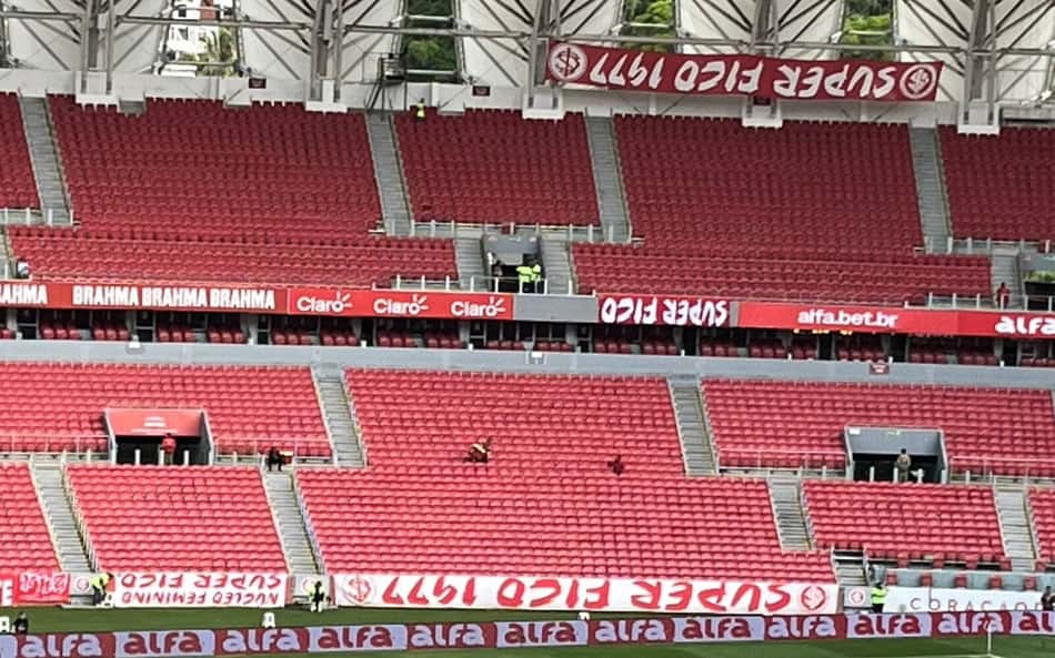 Torcida do Internacional faz protesto antes do jogo