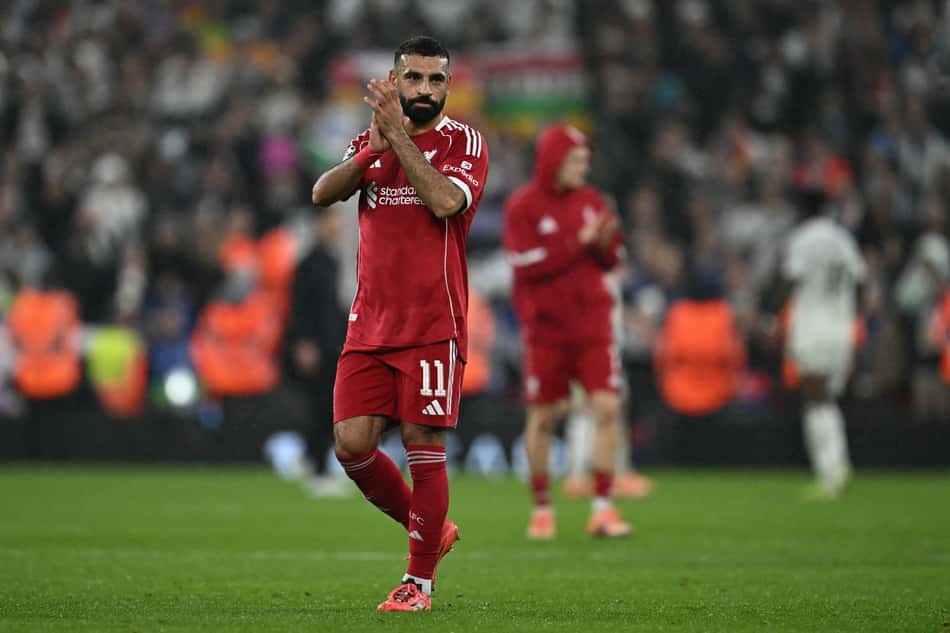 Salah aplaudindo após vitória do Liverpool