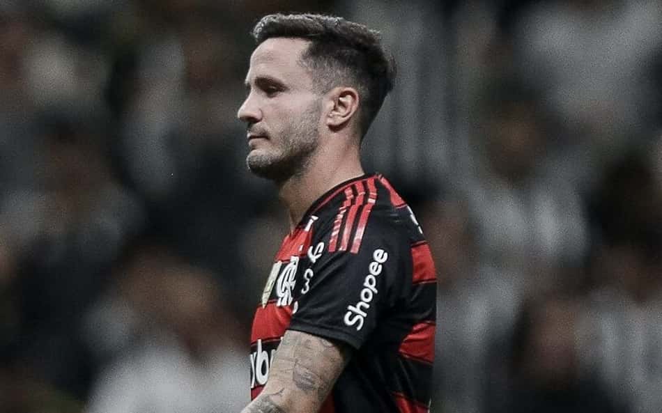 Saúl, do Flamengo, detona arbitragem e gramados do Brasil: 'Muito abaixo'
