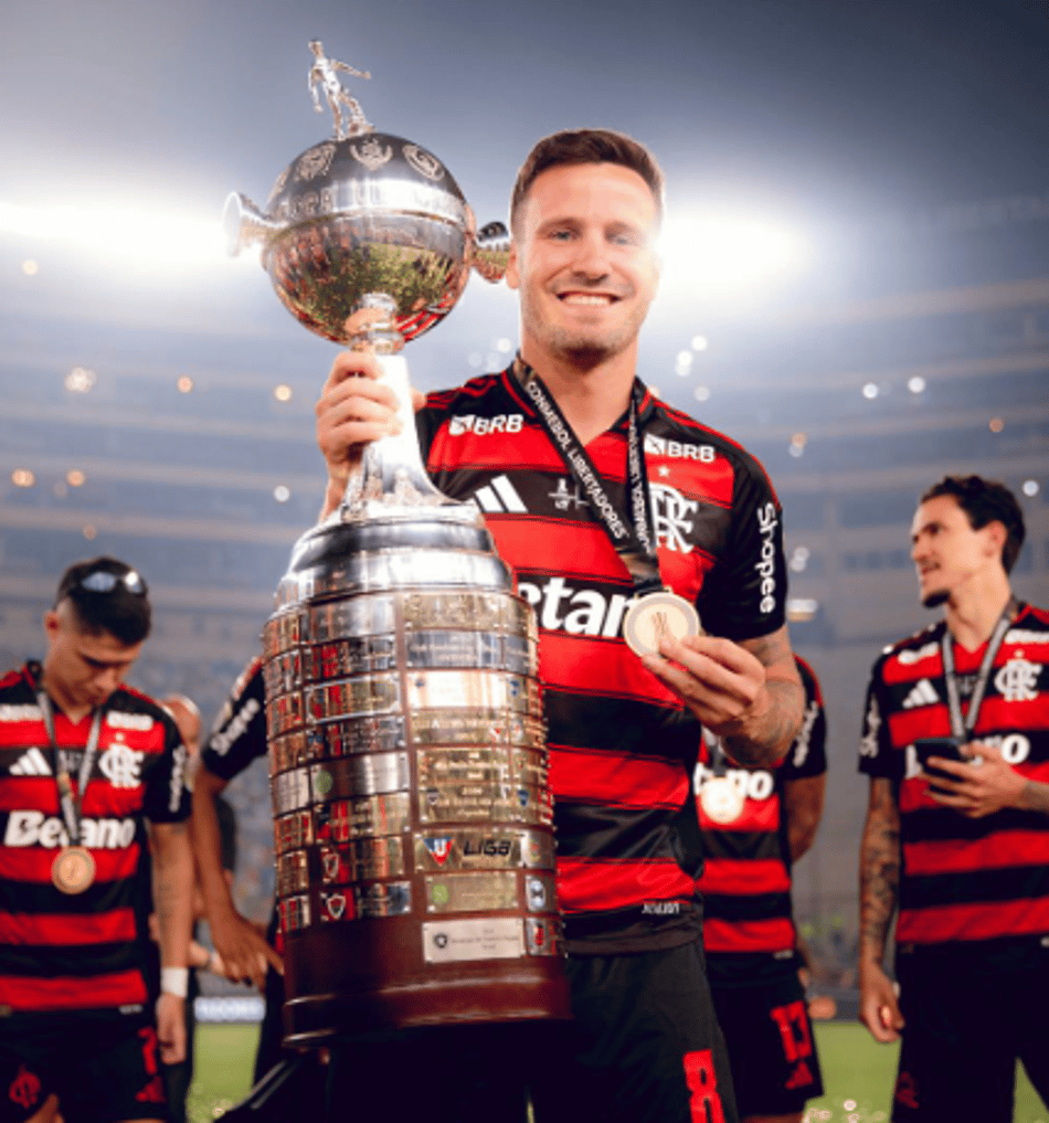 Saúl com troféu da Libertadores