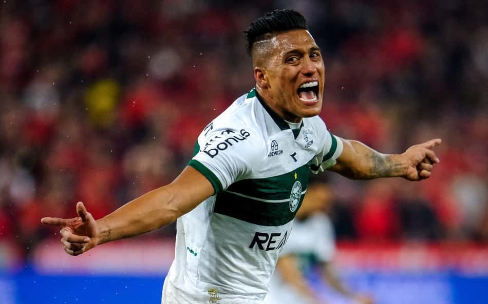 Volante completa 100 jogos pelo Coritiba e recebe elogios