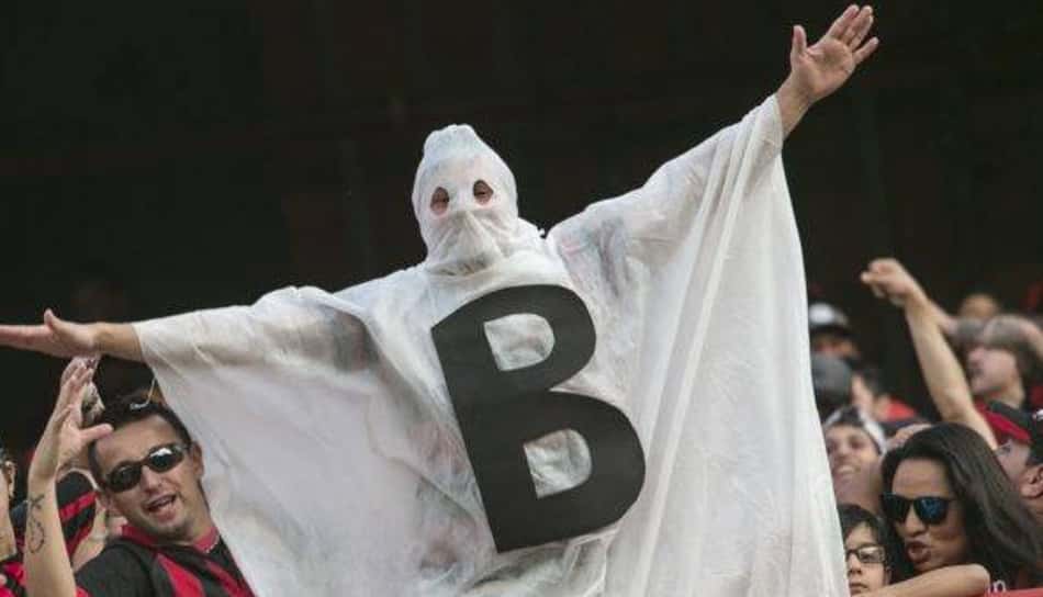 Torcedor fantasiado de 'fantasma do rebaixamento'