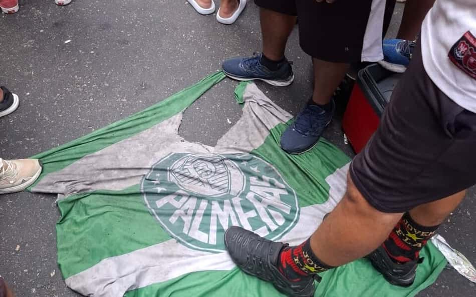 Na festa do Tetra, torcedores do Flamengo pisoteiam bandeira do Palmeiras