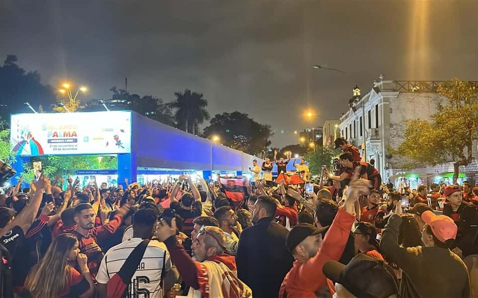 Festa da torcida do Flamengo transforma ruas de Lima em Rio de Janeiro