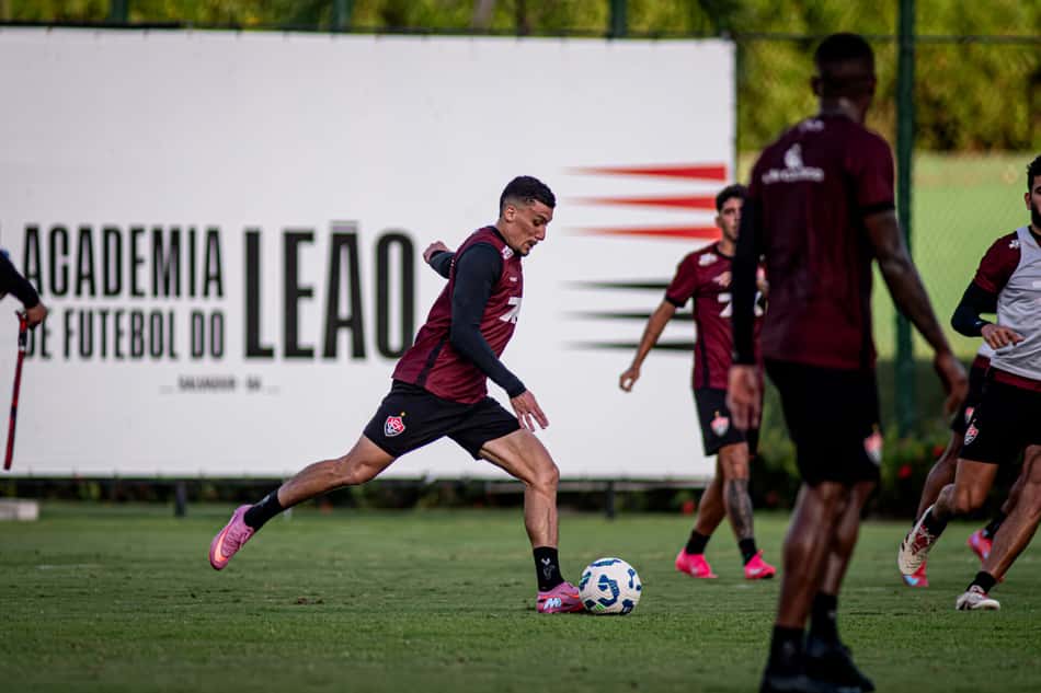 Baralhas treina com bola na Toca do Leão (Foto: Victor Ferreira / EC Vitória)