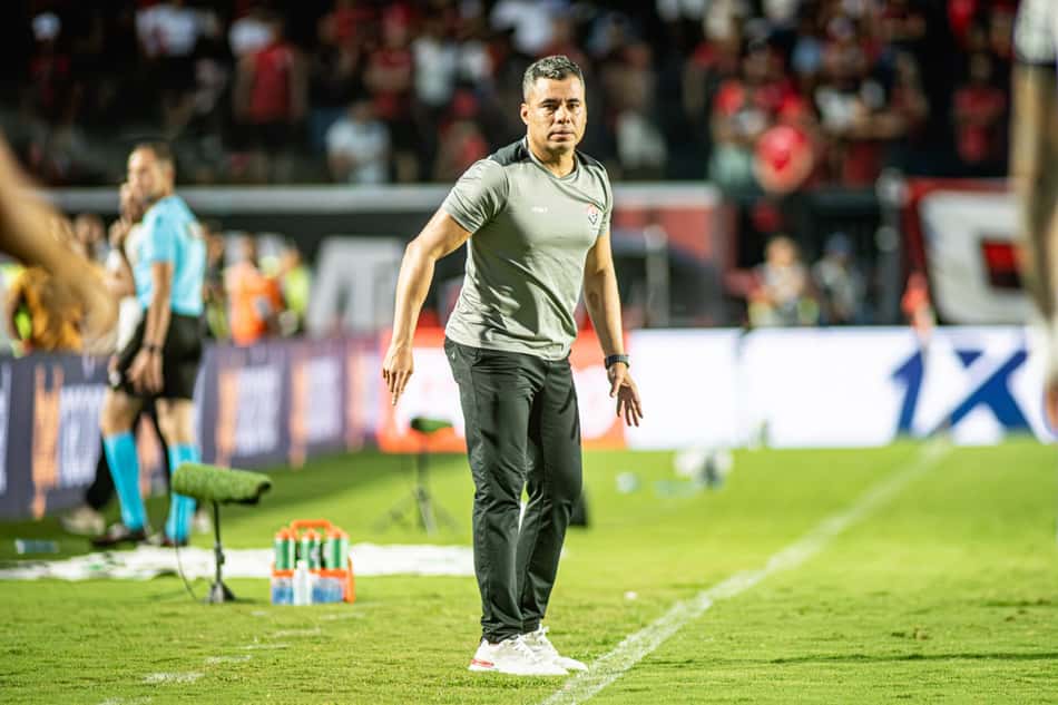 Jair Ventura comanda o Vitória contra o Botafogo (Foto: Victor Ferreira / EC Vitória)