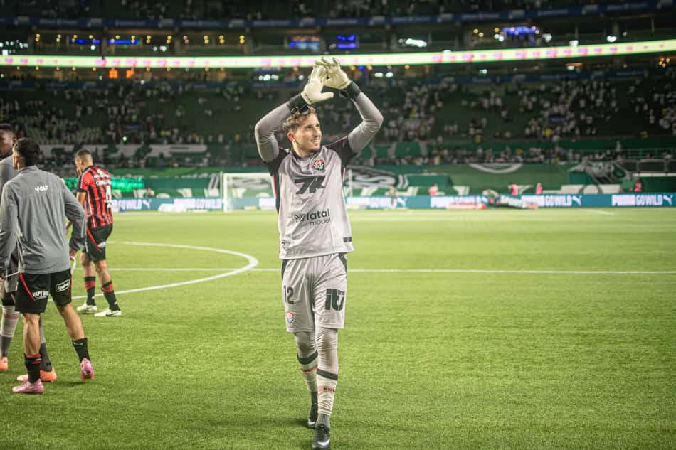 Thiago Couto agradece apoio da torcida do Vitória depois de grande atuação contra o Palmeiras (Foto: Victor Ferreira / EC Vitória)