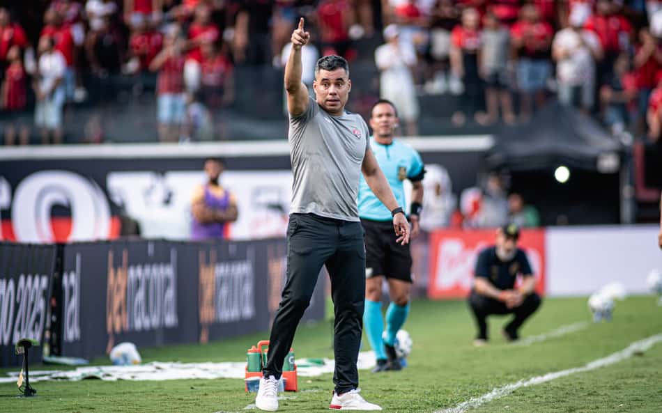 Jair Ventura comanda o Vitória contra o Mirassol (Foto: Victor Ferreira / EC Vitória)