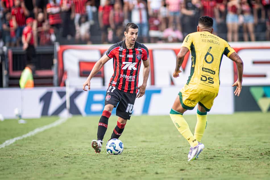 Raúl Cáceres e Reinaldo em ação no Barradão (Foto: Victor Ferreira / EC Vitória)