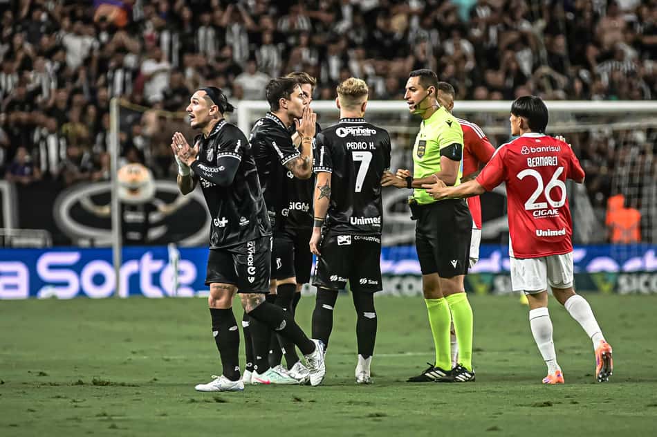 Vina, do Ceará, foi expulso contra o Internacional (Foto: Kaue Da Silva/Agência F8/Gazeta Press)
