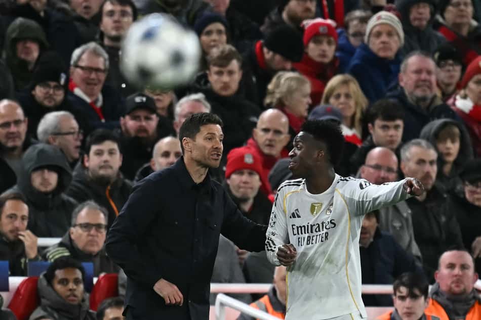 Vini Jr conversa com Xabi Alonso durante jogo entre Liverpool e Real Madrid, pela Champions League