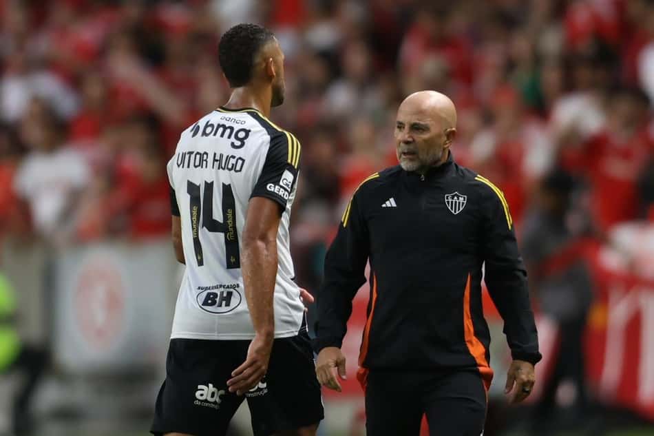 Vitor Hugo após ser expulso contra o Inter (Foto: Pedro Souza / Atlético)
