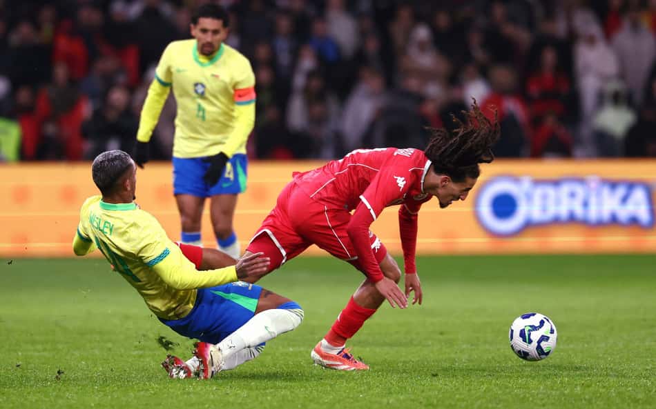 Wesley em ação durante amistoso entre Brasil e Tunísia pela Data Fifa de novembro (Foto: Franck Fife/AFP)