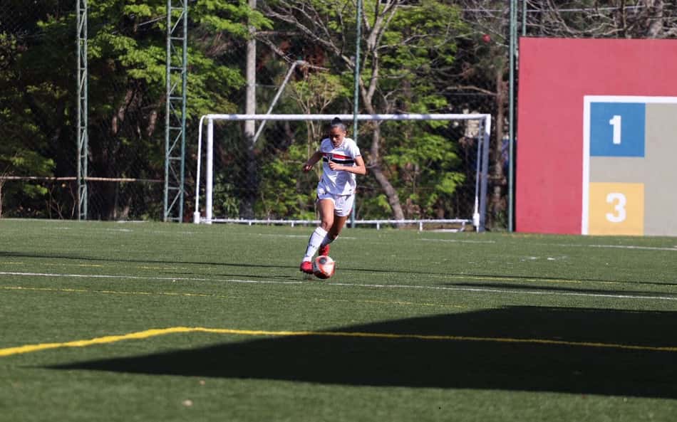 Zagueira do São Paulo projeta clássico contra o Santos no Paulista Feminino Sub-20
