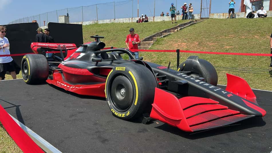 Réplica em tamanho real de carro da F1 (Foto: Isabella Zuppo / Lance!)