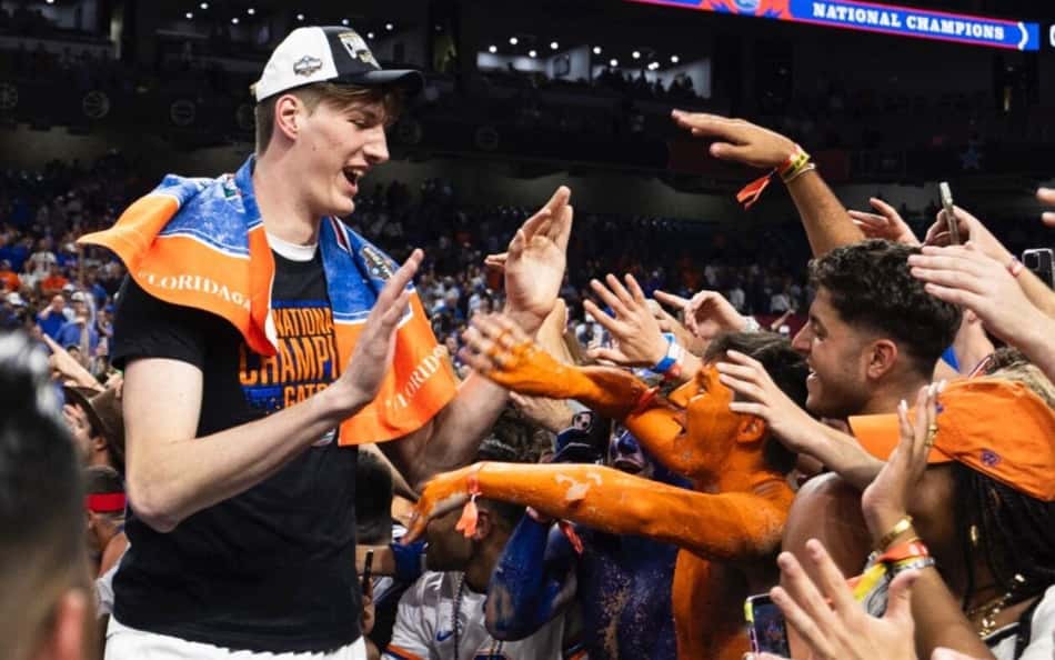 Canadense estreia e se torna o mais alto da história do basquete universitário dos EUA; veja